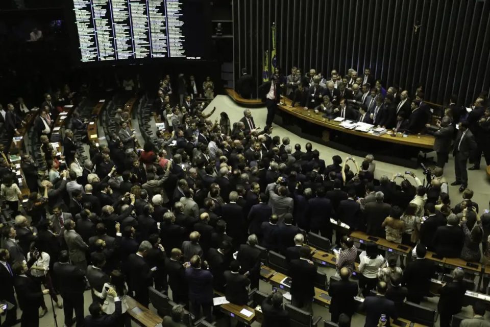Leitura e votação do relatório sobre minerais críticos estão previstas nesta terça-feira (05) na Câmara