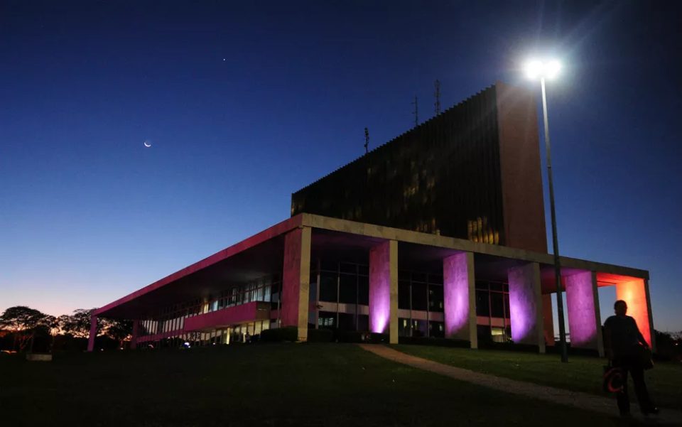 O Governo do Distrito Federal não pagou a conta de luz