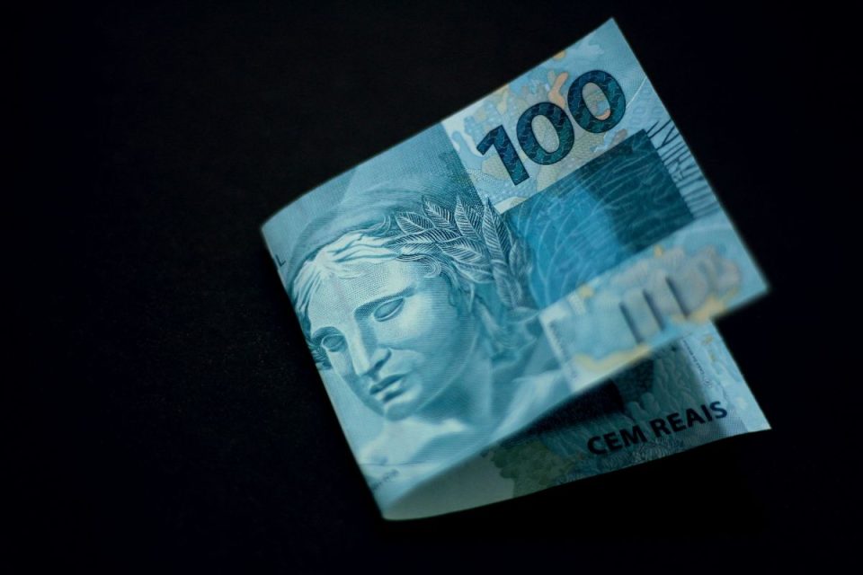 Governo deve reduzir projeção do salário mínimo para 2026