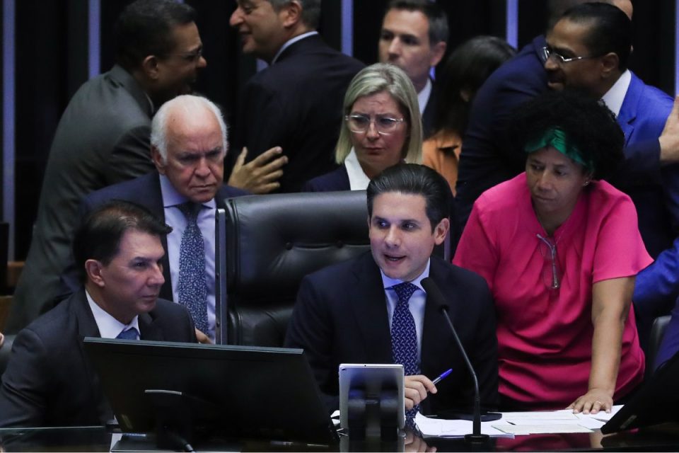 Câmara aprova projeto que impõe limite a decisões monocráticas; texto segue para o Senado
