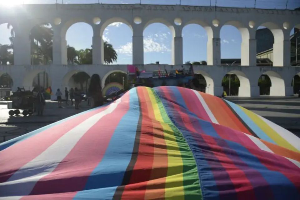 Projeto de lei prevê prisão para atos de transfobia; conheça