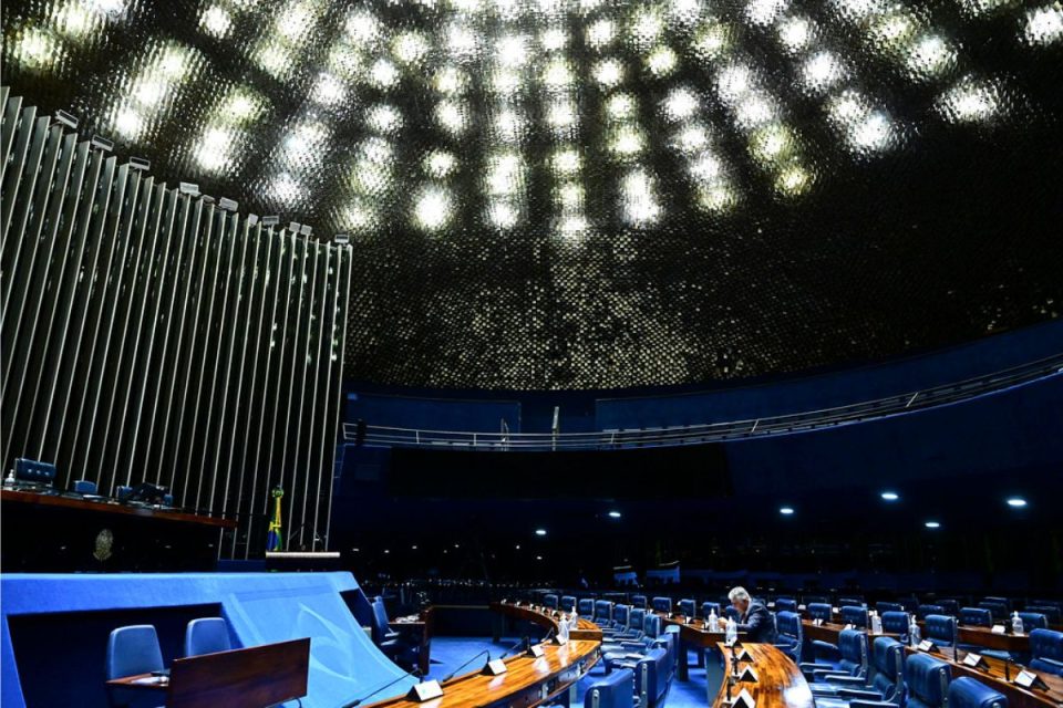 Escala 6×1 avança na Câmara, mas Senado apresenta PEC paralela; entenda
