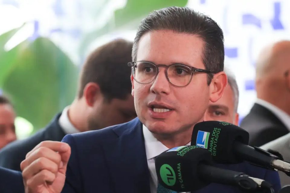 Relatoria da PEC 6×1 acirra disputa e Motta prega cautela