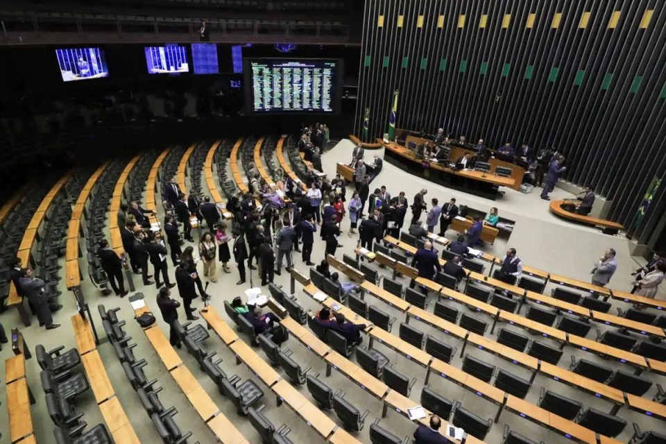 Congresso analisa veto de Lula sobre penas do 8 de Janeiro; entenda