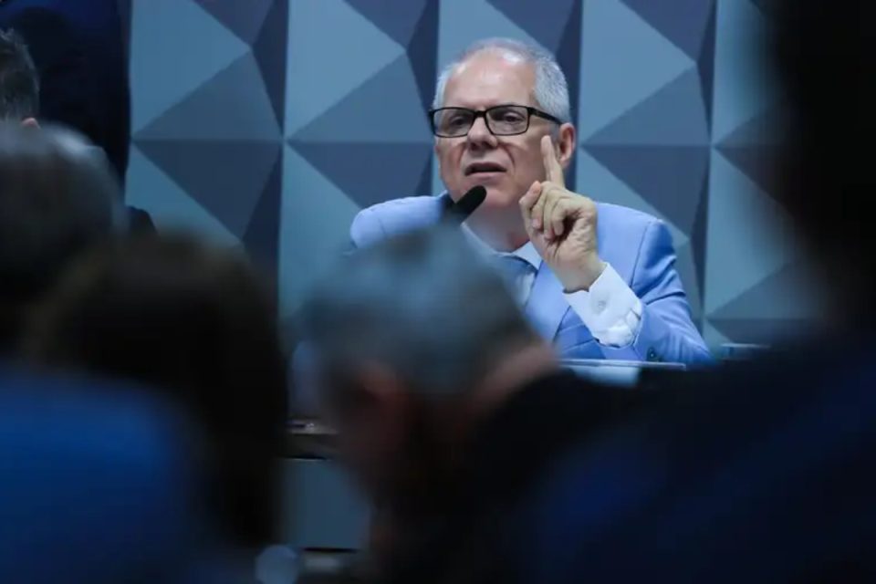 Ex-presidente do INSS se recusa a responder perguntas na CPMI
