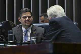 Jaques Wagner busca voto de senador do PSDB para avançar 6x1
