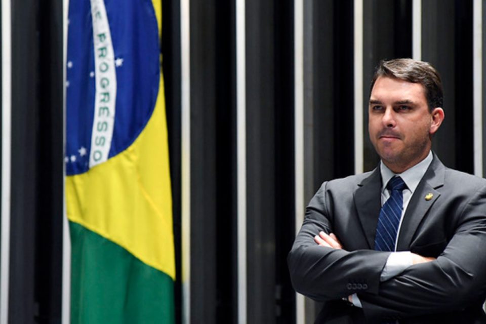 Flávio Bolsonaro foge do caso Dark Horse e imagem de Michelle se fortalece, diz eleitor