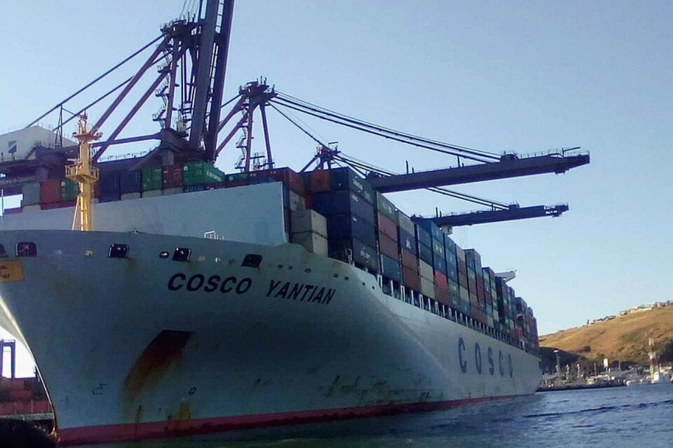 Participação de navios construídos na China em rotas Ásia-EUA cai com novas tarifas norte-americanas