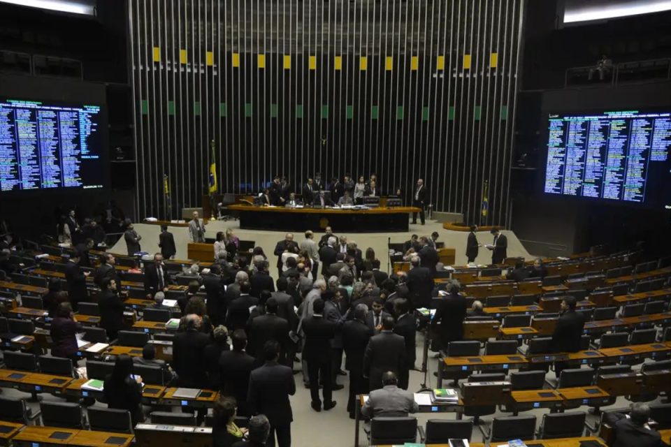 O fator tempo: Como a regra de transição se tornou o principal nó do fim da escala 6×1