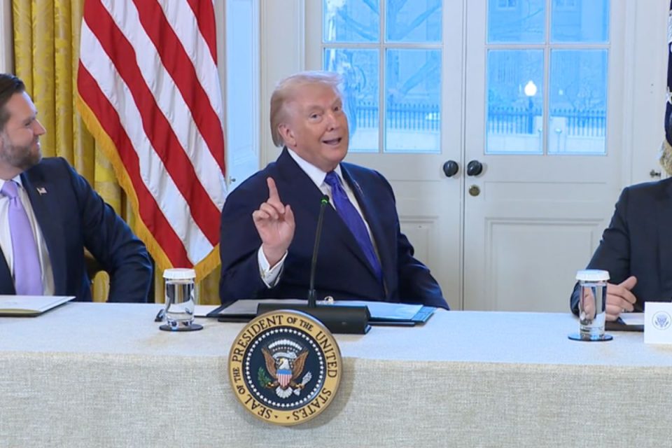 Trump deve se reunir nesta terça para discutir intervenção no Irã