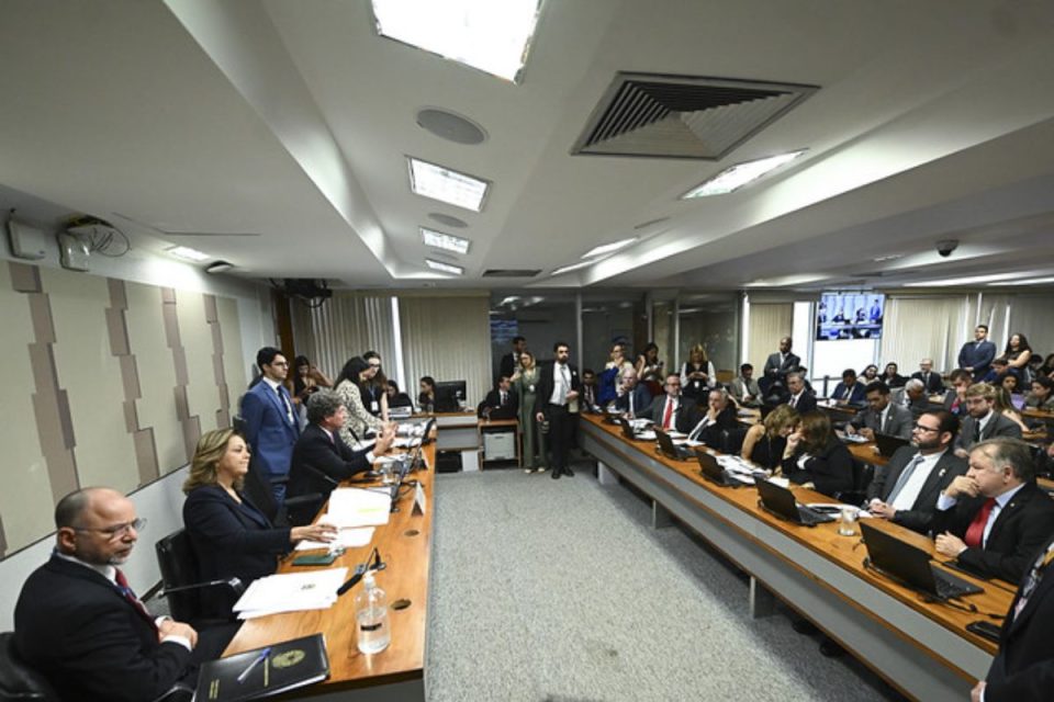 Comissão inclui mecanismos de proteção contra remessas ilegais em novo relatório da MP das Blusinhas