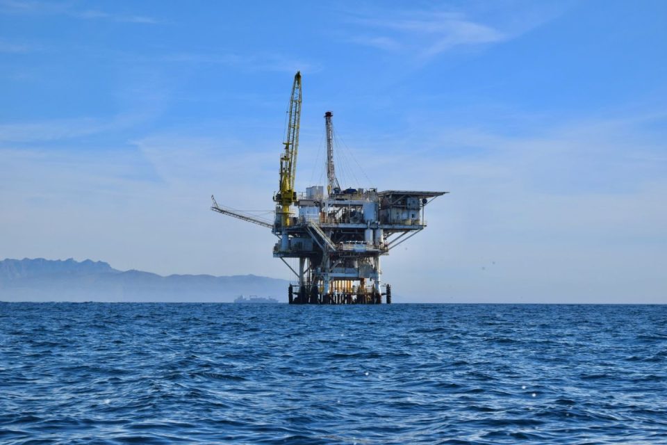 Promessa de estímulos da China impulsiona preços do petróleo