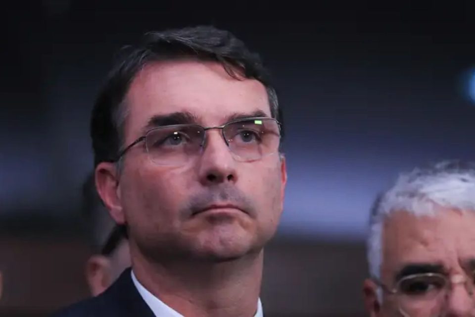 Flávio Bolsonaro reforça campanha no Nordeste com Rogério Marinho; saiba o que dizem as pesquisas