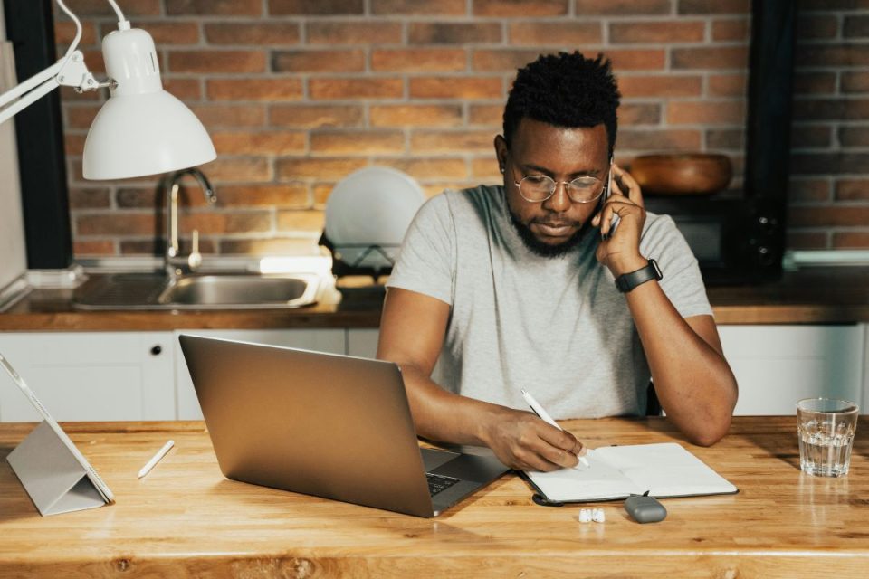 Número de trabalhadores home office diminui no Brasil e atinge 7,9%
